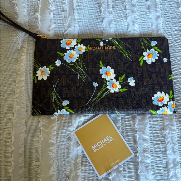 Handbags - Brand new Michael Kors clutch